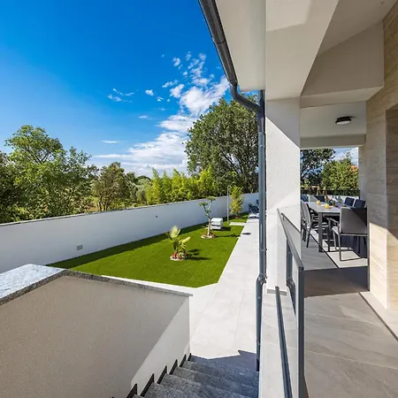 Villa In Tinjan Near Hidrobaza *