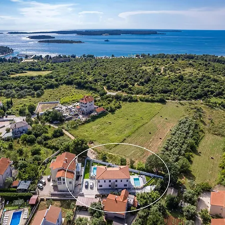 Villa In Tinjan Near Hidrobaza *