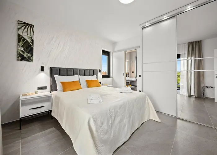 In Tinjan Near Hidrobaza Villa Stinjan