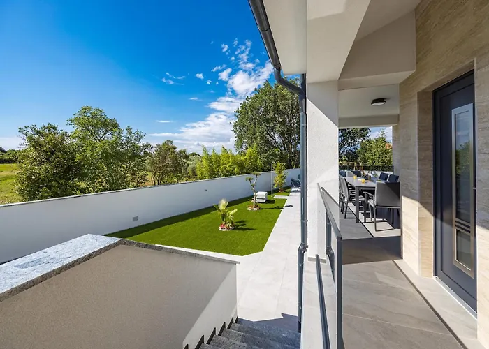 Villa In Tinjan Near Hidrobaza *