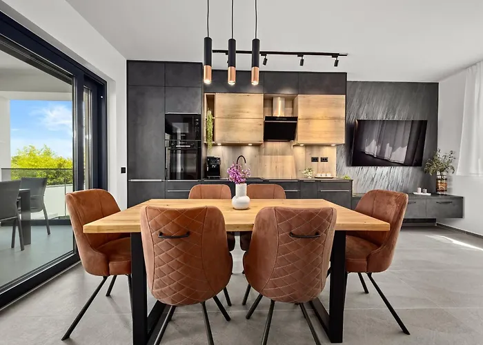 Villa In Tinjan Near Hidrobaza Stinjan