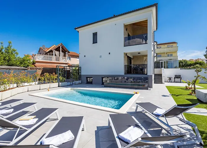 Villa In Tinjan Near Hidrobaza Stinjan