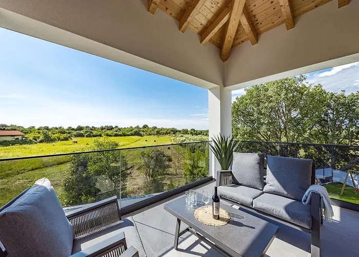 Villa In Tinjan Near Hidrobaza *