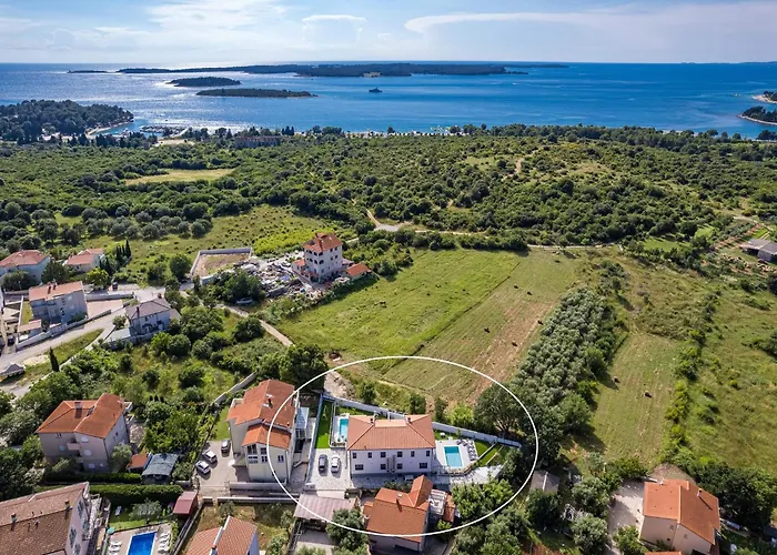 Villa In Tinjan Near Hidrobaza *